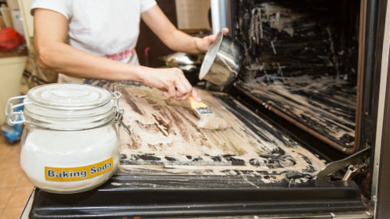 cleaning oven with baking soda