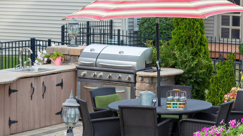 outdoor kitchen with farmhouse sink