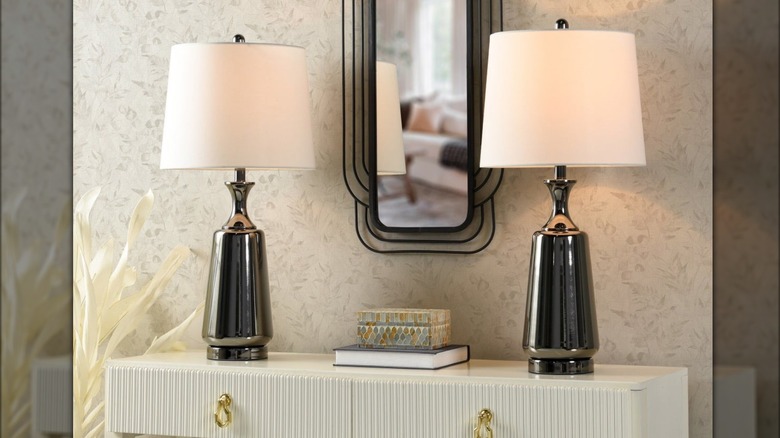 Table lamps in entryway 