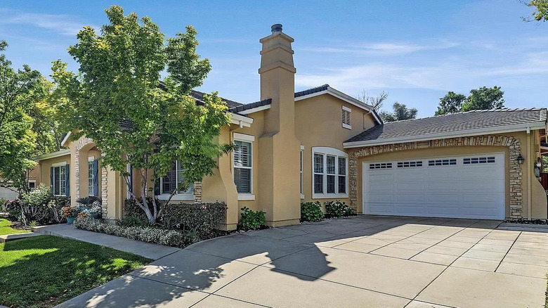 stucco ranch with stone designs