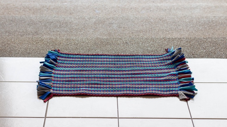 Doormat with colors and fringe