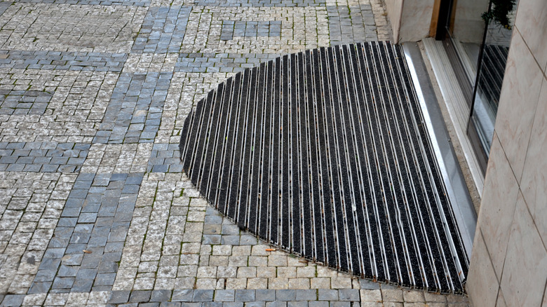 Arched doormat