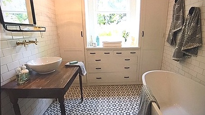 Farmhouse bath with freestanding tub