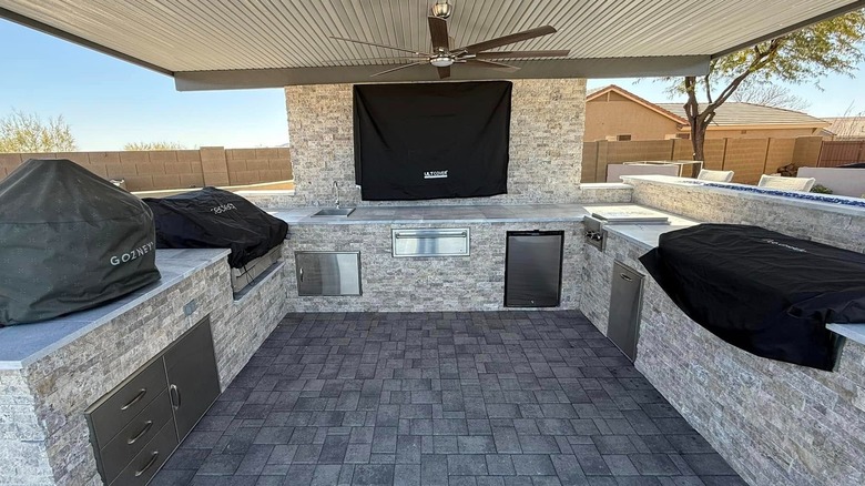 Outdoor kitchen with warming drawer