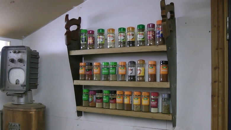 Handsaw spice rack