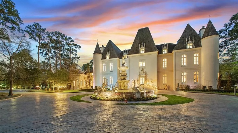 Front courtyard of Texas mansion