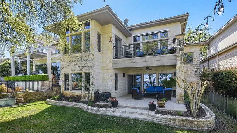 Lakefront condo in Texas