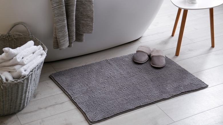 Grey bath mat on floor