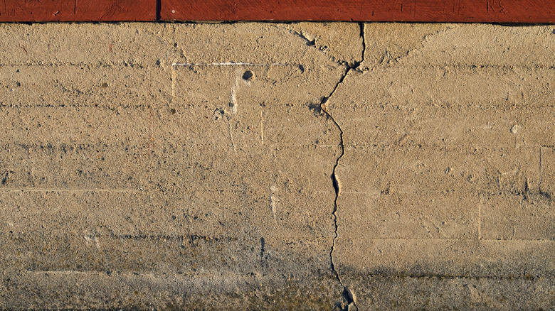 crack in house foundation