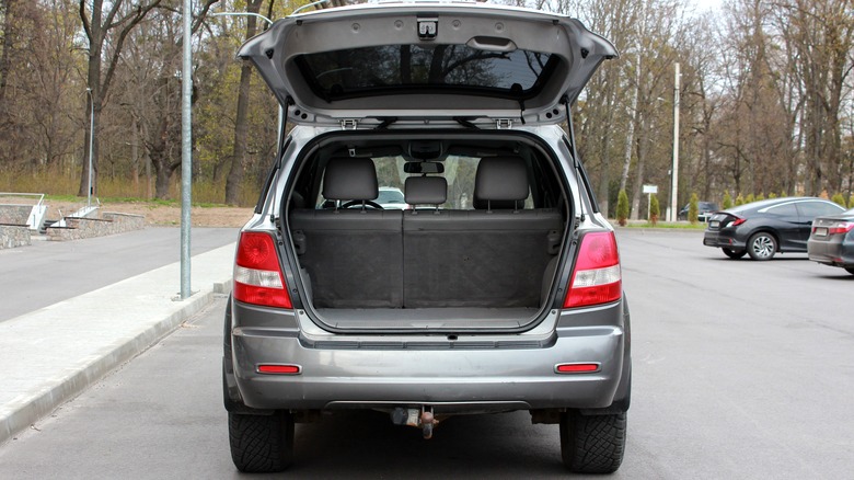 Vehicle with an open trunk