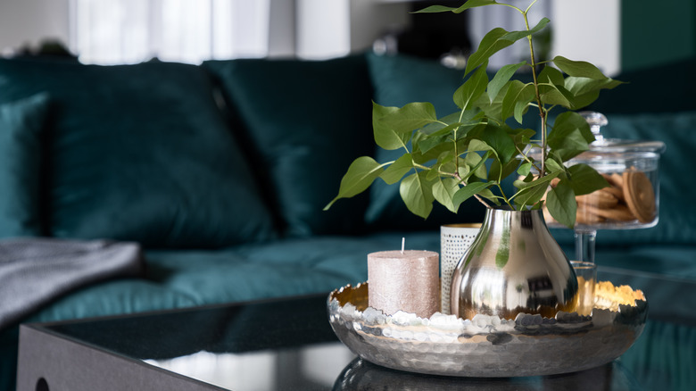 Metallic décor on coffee table