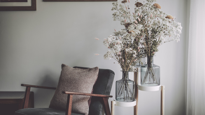 Dried flowers in vases 