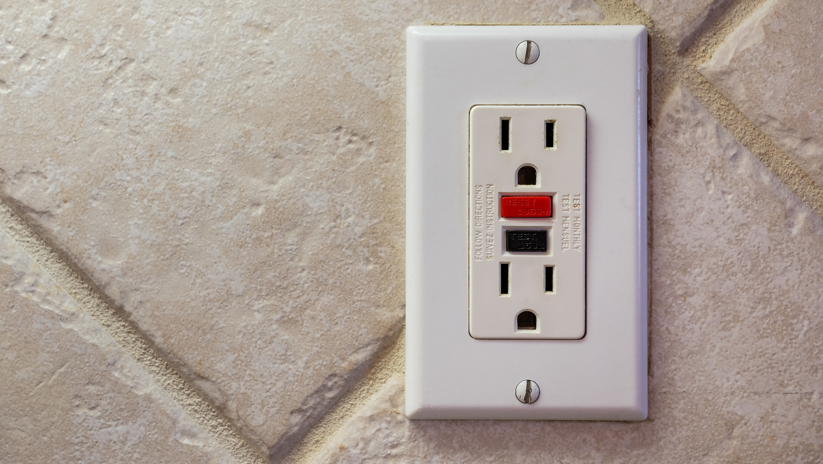 https://www.housedigest.com/img/gallery/10-types-of-electrical-outlets-commonly-found-in-every-home/l-intro-1646241291.jpg