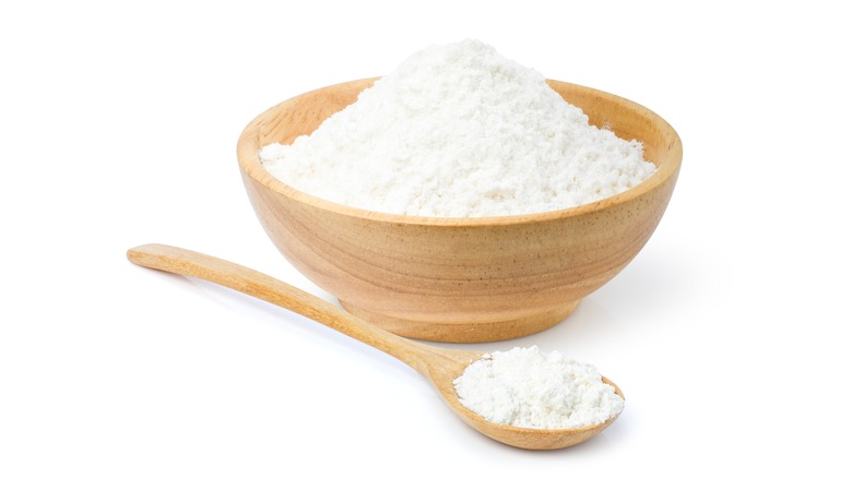 Baking soda in wooden bowl