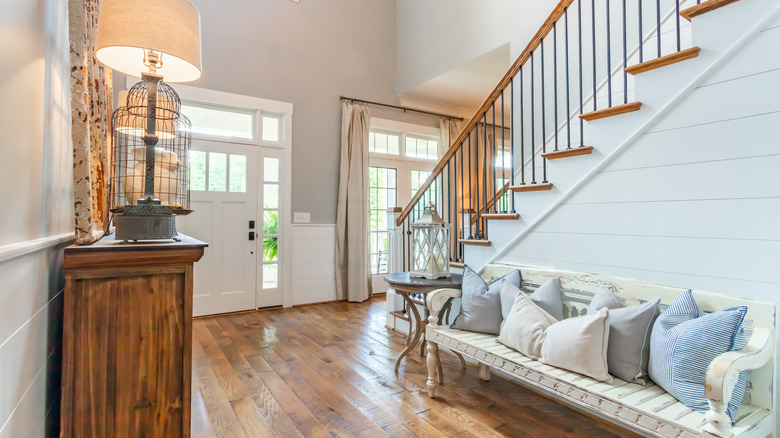 Foyer with bench and lamps