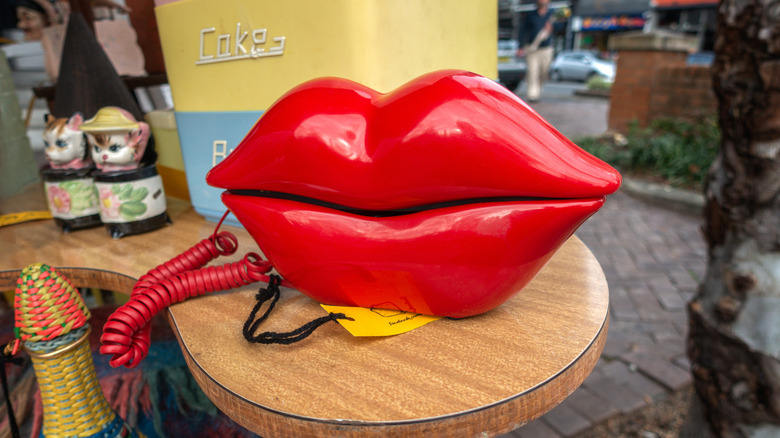 phone shaped like lips