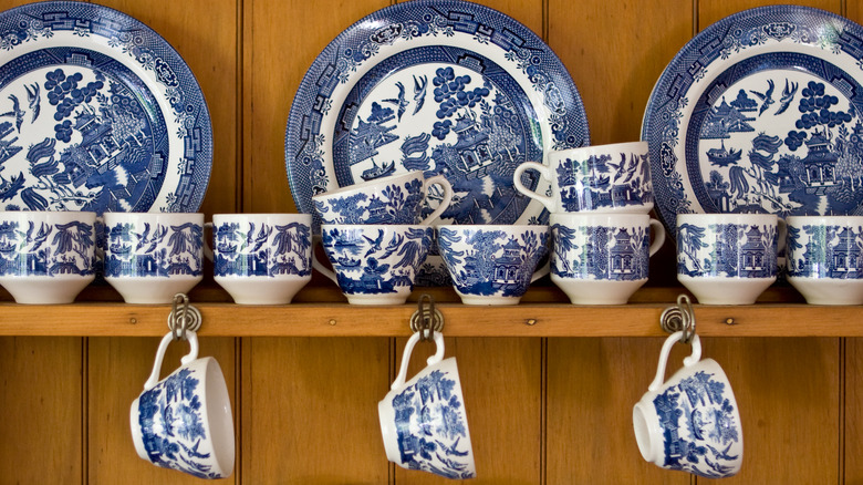 Toile blue and white dish set