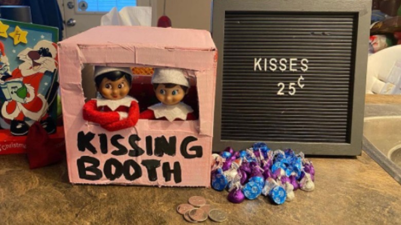 Elves in kissing booth