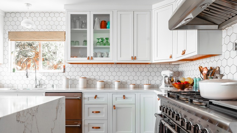 white kitchen with hexagon backsplash