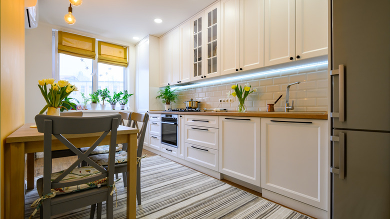 under cabinet lighting in kitchen