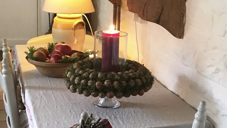 A wreath cake stand