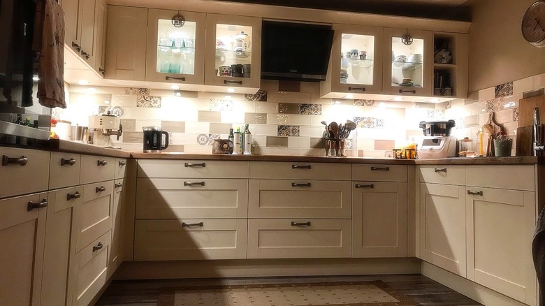 neutral kitchen with tile backsplash