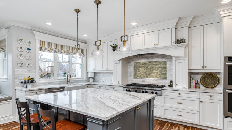 A kitchen with crown molding and cabinet trim