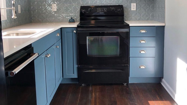 Blue, white, and black kitchen design