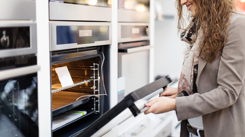 Person buying oven