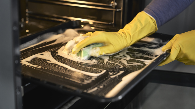 Cleaning oven