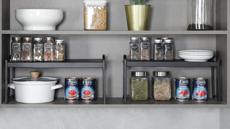 Expandable shelf risers