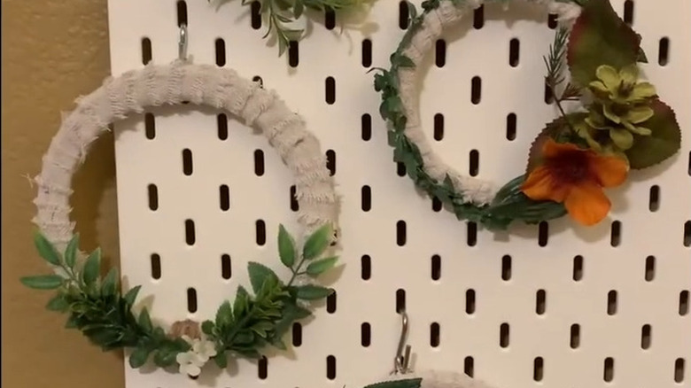 DIY decorative wreaths