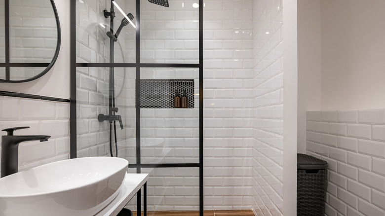 Shower with fixed glass panels wall enclosure