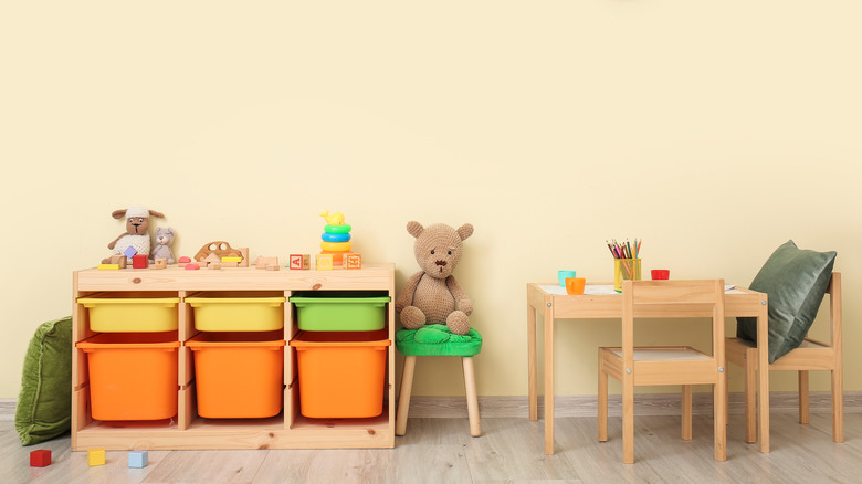 stony beige wall in kids' room