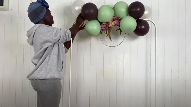 woman making balloon arch