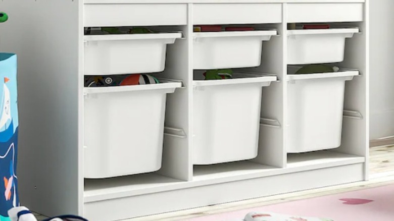 Toy storage system in a children's bedroom