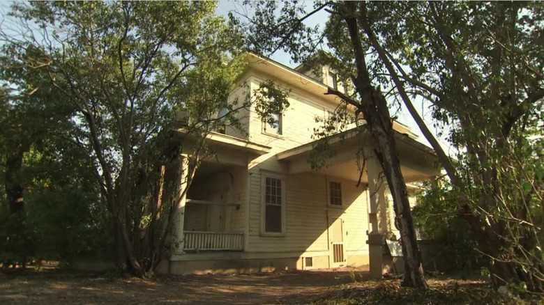 abandoned 1930s house