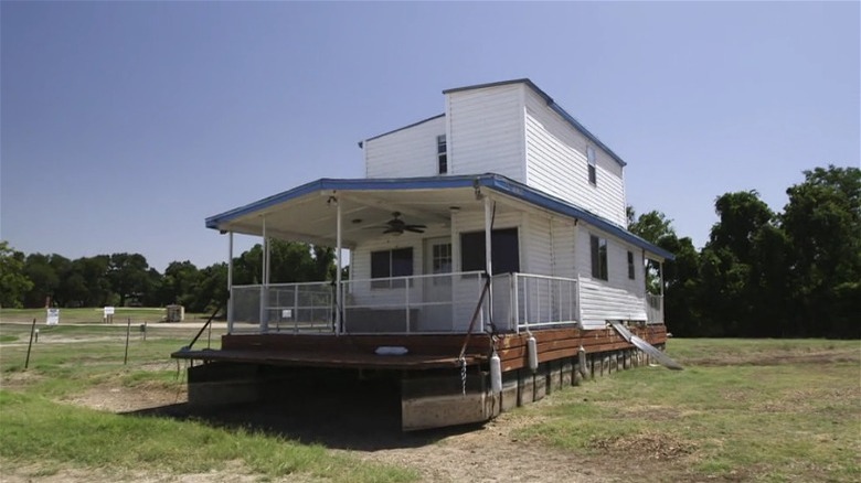 old fashioned house boat 