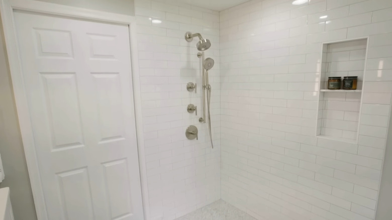 Walk in shower with niche