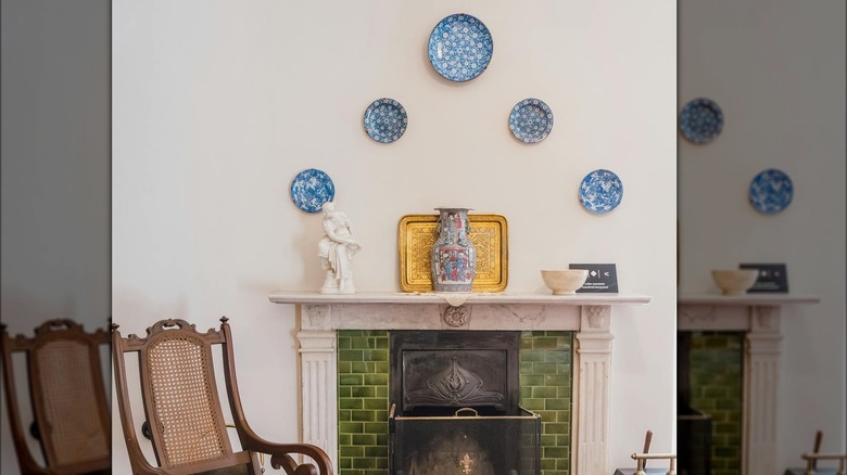 decorative plates above mantel