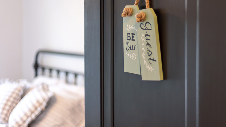 bedroom door with guest sign