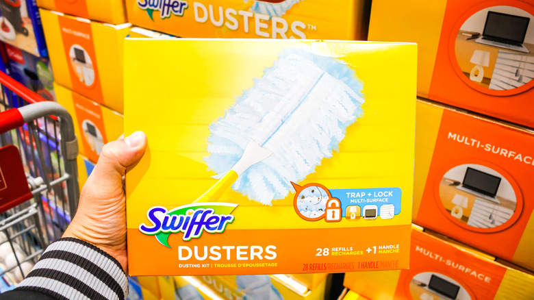 hand holding a Swiffer duster