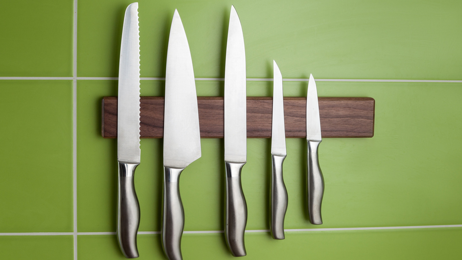 https://www.housedigest.com/img/gallery/12-unexpected-ways-to-use-your-magnetic-knife-rack/l-intro-1671013077.jpg