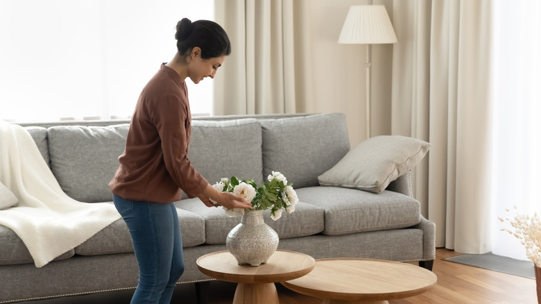 Someone who is decorating their coffee table