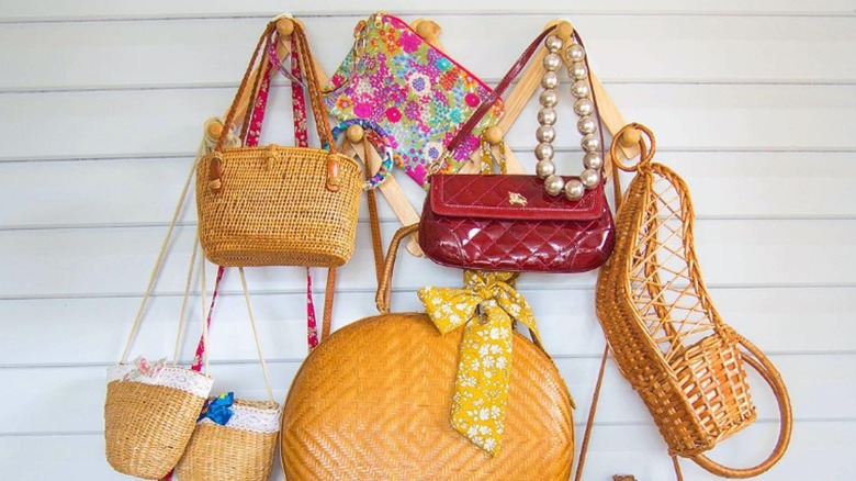 purses on accordion rack