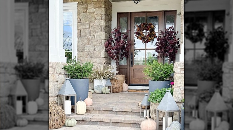 Front porch door with fall décor