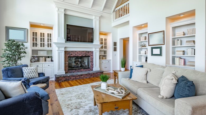 Living room with recessed built-in shelving