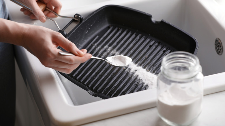 Cleaning pan with baking soda