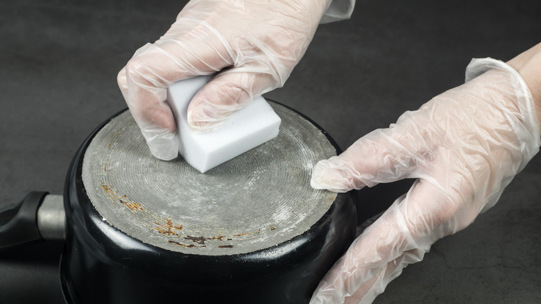 Cleaning pan with magic eraser