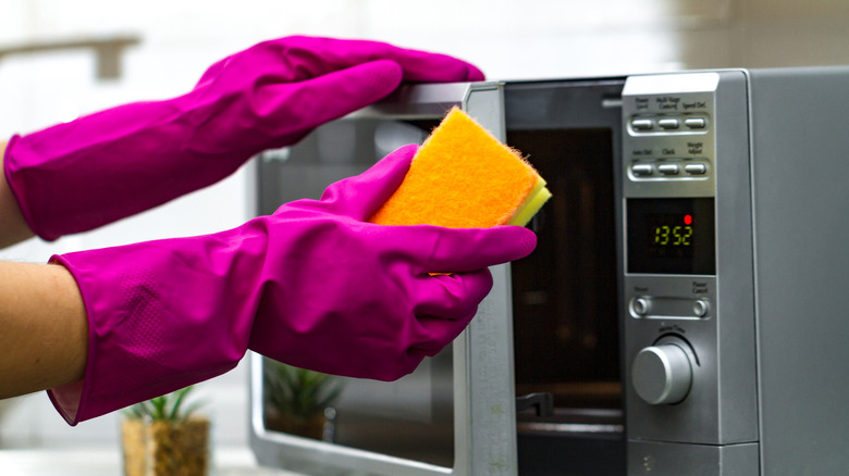 Cleaning microwave with sponge